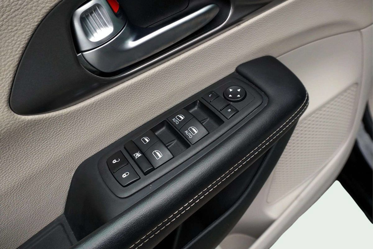 Used 2023 Chrysler Pacifica Touring-L FWD image 16