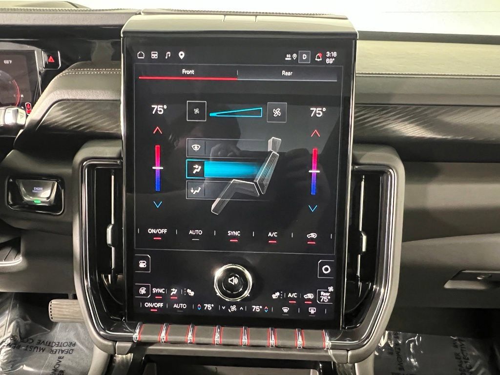 Used 2025 GMC Yukon XL AT4 AWD/4WD image 29