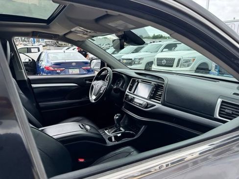 Used 2018 Toyota Highlander XLE w/ Protection Package #3 AWD/4WD image 21