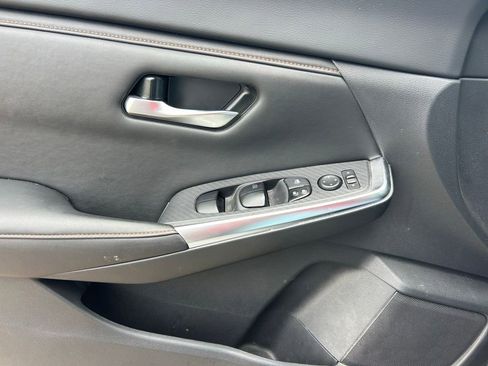 Certified 2023 Nissan Sentra SR FWD image 9