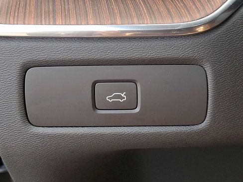 Used 2023 Volvo XC60 B6 Ultimate w/ Protection Package Premier AWD/4WD image 25