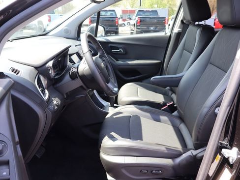 Used 2022 Chevrolet Trax LT w/ LT Convenience Package image 4