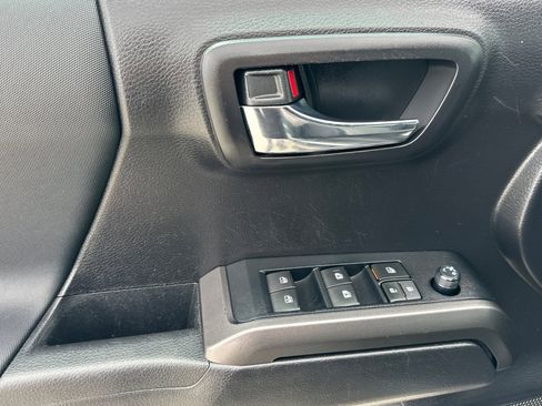Used 2021 Toyota Tacoma TRD Off-Road w/ Technology Package AWD/4WD image 10