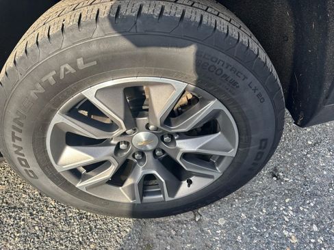 Used 2022 Chevrolet Suburban LT w/ Luxury Package image 22