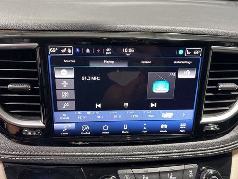 Used 2024 Chrysler Pacifica Limited image 33