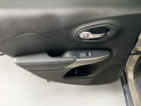 Used 2021 Jeep Cherokee Latitude FWD image 24