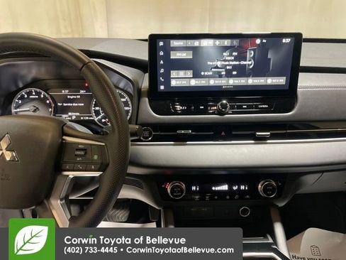 Used 2025 Mitsubishi Outlander SE image 17