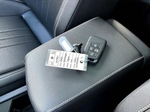 Used 2022 Volkswagen Tiguan SE image 35