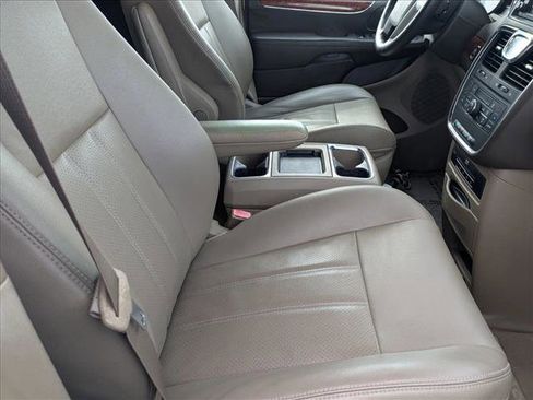 Used 2014 Chrysler Town & Country Touring-L w/ Driver Convenience Group image 21