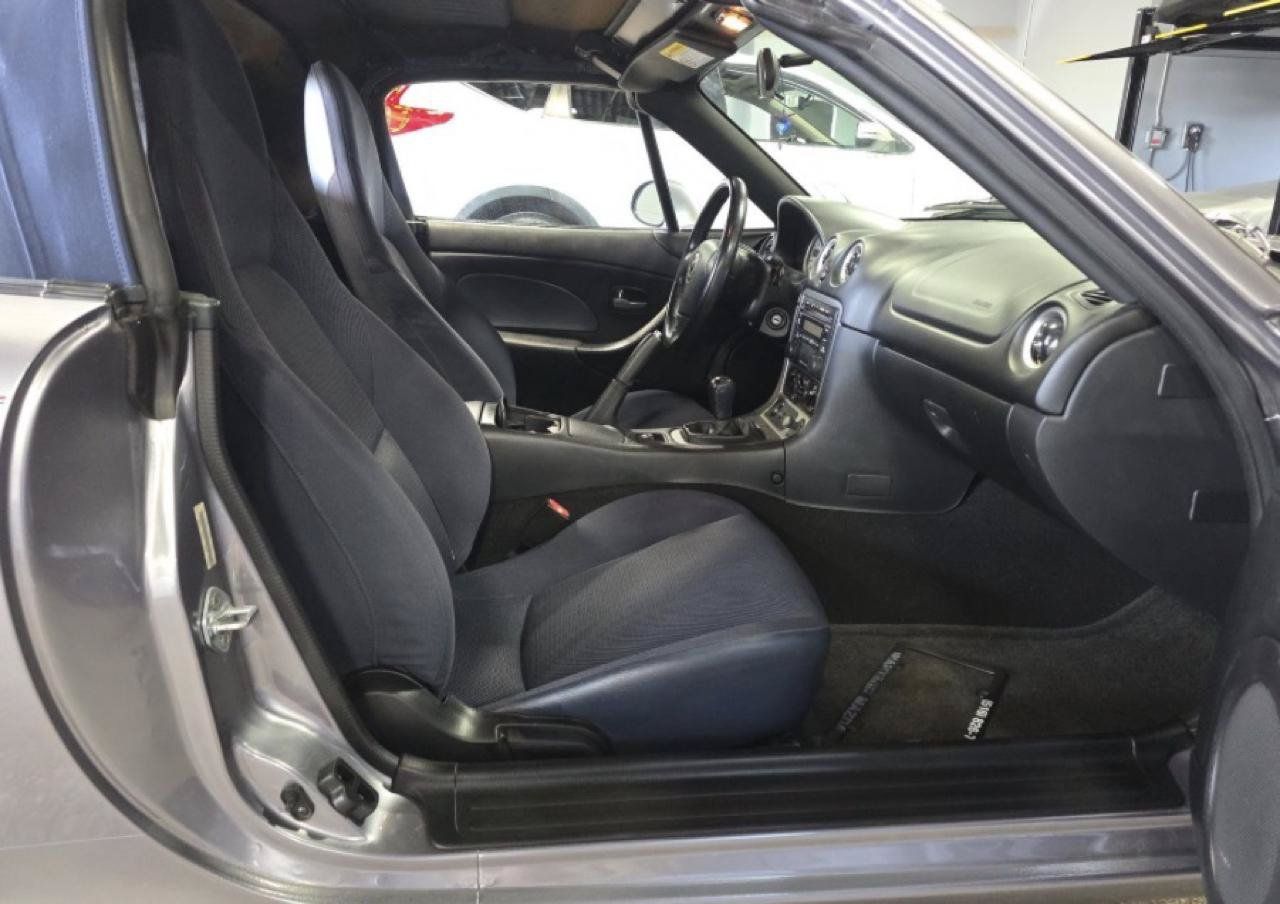 Used 2003 MAZDA MX-5 Miata RWD image 23