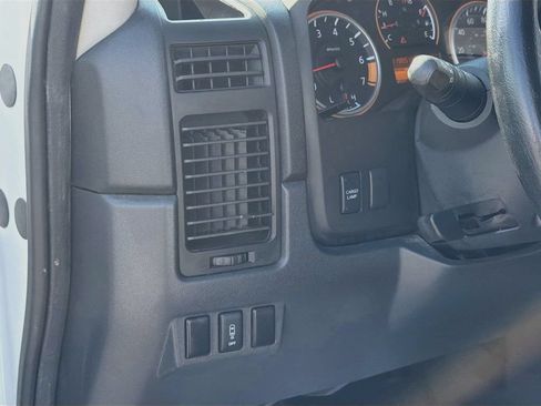 Used 2012 Nissan Titan SV w/ SV Value Truck Pkg RWD image 10