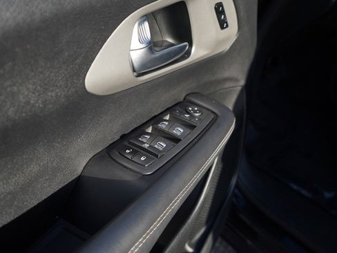 Used 2024 Chrysler Pacifica Premium FWD image 22
