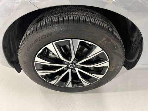 Certified 2025 Volvo XC60 B5 Plus image 8
