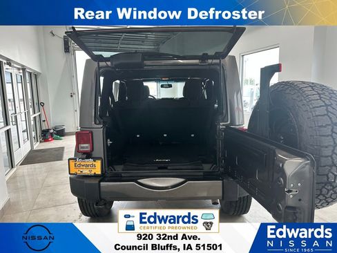 Used 2017 Jeep Wrangler Unlimited Sahara w/ Connectivity Group AWD/4WD image 10