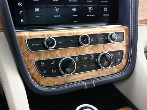 Certified 2024 Bentley Bentayga Plug-In Hybrid image 23