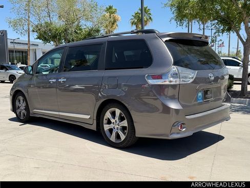 Used 2013 Toyota Sienna SE FWD image 3