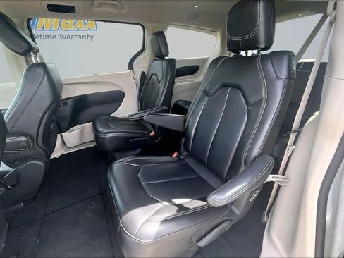 Used 2024 Chrysler Pacifica Touring-L FWD image 28
