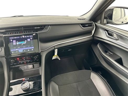 Used 2023 Jeep Grand Cherokee Altitude image 27