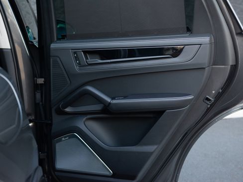Certified 2025 Porsche Cayenne GTS image 33