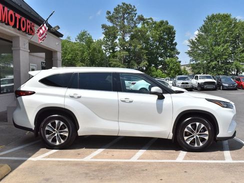 Used 2020 Toyota Highlander XLE AWD/4WD image 7