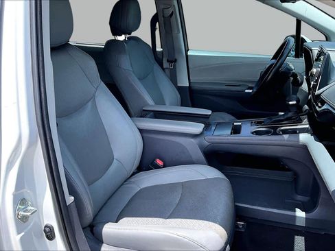 Used 2021 Toyota Sienna Limited FWD image 9
