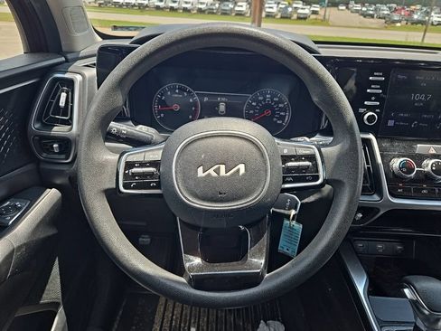Used 2022 Kia Sorento LX FWD image 4