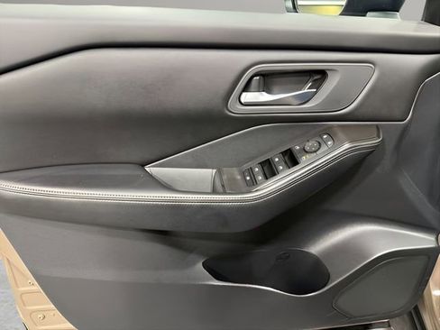 Used 2024 Nissan Rogue SV image 9