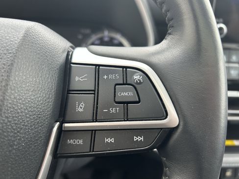 Used 2023 Toyota Highlander XLE AWD/4WD image 28