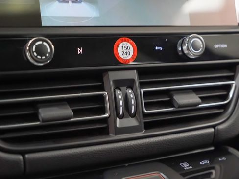 Used 2025 Porsche Macan image 32