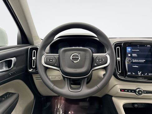Used 2022 Volvo XC40 T5 Momentum image 12