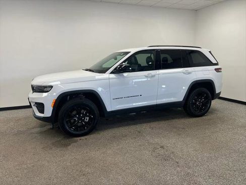 Certified 2024 Jeep Grand Cherokee Altitude image 20