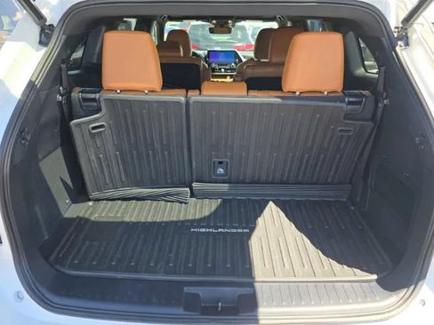 Used 2023 Toyota Highlander Platinum FWD image 16