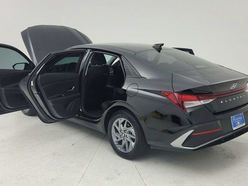 Used 2024 Hyundai Elantra SEL FWD image 11
