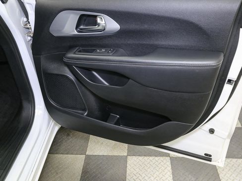 Used 2022 Chrysler Pacifica Touring-L w/ S Appearance Package image 19