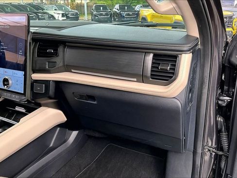 Used 2024 Ford Expedition Platinum AWD/4WD image 18