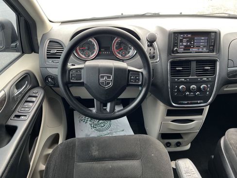 Used 2019 Dodge Grand Caravan SE w/ UConnect Hands-Free Group FWD image 18