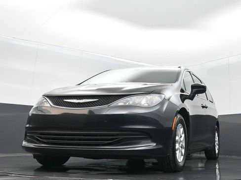 Used 2017 Chrysler Pacifica Touring image 8
