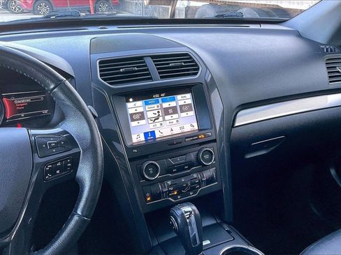 Used 2018 Ford Explorer XLT w/ Equipment Group 202A image 6