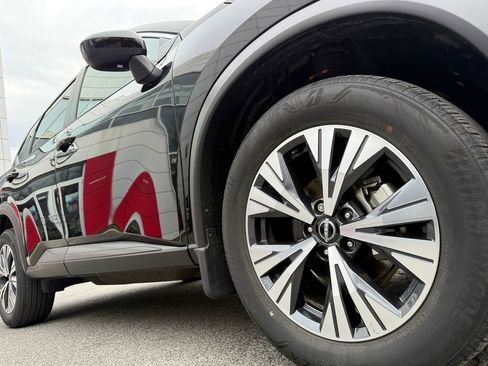 Used 2023 Nissan Rogue SV image 9