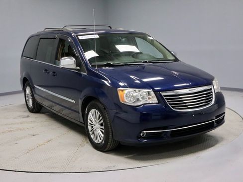 Used 2013 Chrysler Town & Country Touring-L image 1