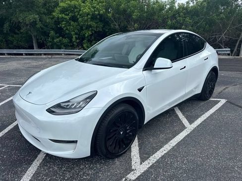Used 2023 Tesla Model Y Long Range AWD/4WD image 1