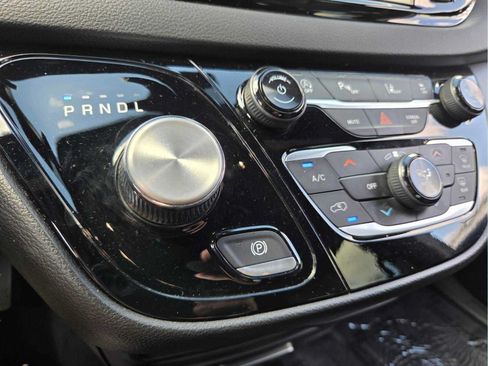 Used 2025 Chrysler Pacifica Select FWD image 24