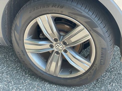 Used 2020 Volkswagen Tiguan SEL AWD/4WD image 33