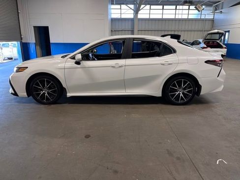 Used 2022 Toyota Camry SE image 6