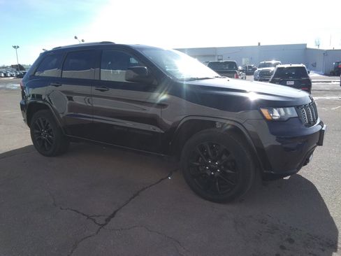Used 2019 Jeep Grand Cherokee Altitude image 4