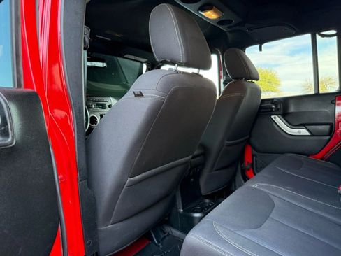 Used 2018 Jeep Wrangler Unlimited Sahara w/ Connectivity Group AWD/4WD image 32
