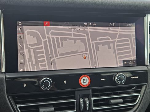 Certified 2025 Porsche Macan image 17