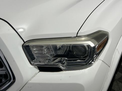 Used 2017 Toyota Tacoma TRD Sport image 11