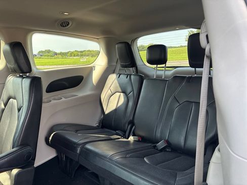 Used 2023 Chrysler Pacifica Touring-L FWD image 12
