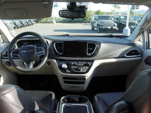 Certified 2023 Chrysler Pacifica Touring-L image 21